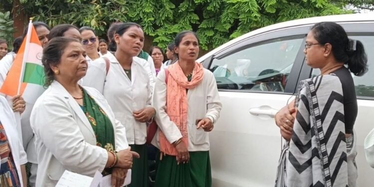 मंडला में ANM संघ का विरोध, तकनीकी और विभागीय त्रुटियों का खामियाजा कर्मचारियों को देने का आरोप, मध्य प्रदेश वीडियो न्यूज