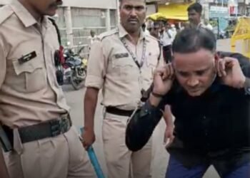 उज्जैन पुलिस ने हिस्ट्रीशीटर आरोपी का निकाला जुलूस, कान पकड़कर माफी मंगवाई, फिर भेजा जेल, मध्य प्रदेश वीडियो न्यूज