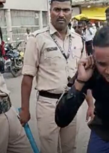 उज्जैन पुलिस ने हिस्ट्रीशीटर आरोपी का निकाला जुलूस, कान पकड़कर माफी मंगवाई, फिर भेजा जेल, मध्य प्रदेश वीडियो न्यूज
