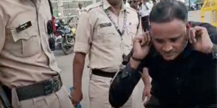 उज्जैन पुलिस ने हिस्ट्रीशीटर आरोपी का निकाला जुलूस, कान पकड़कर माफी मंगवाई, फिर भेजा जेल, मध्य प्रदेश वीडियो न्यूज