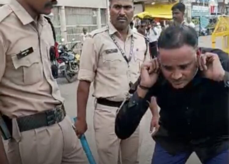 उज्जैन पुलिस ने हिस्ट्रीशीटर आरोपी का निकाला जुलूस, कान पकड़कर माफी मंगवाई, फिर भेजा जेल, मध्य प्रदेश वीडियो न्यूज