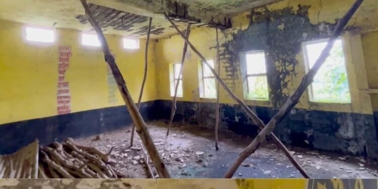 बैतूल के लोपाईढाना स्कूल की जर्जर छत को बल्लियों का सहारा, चटाई पर पढ़ रहे बच्चे, मध्य प्रदेश वीडियो न्यूज