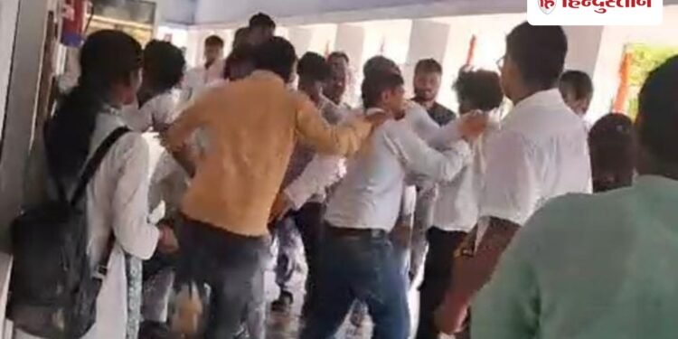यूपी में तिरंगा यात्रा में जय श्रीराम के नारे लगाने पर बवाल, शिक्षक-कर्मचारी और ABVP कार्यकर्ता आमने-सामने, Uttar-pradesh Hindi News