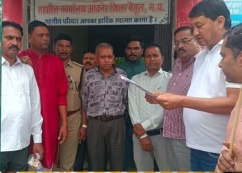बैतूल के आठनेर में बच्चों को एक्सपायरी बिस्किट बांटने का आरोप, कांग्रेस ने जांच की मांग की, मध्य प्रदेश वीडियो न्यूज