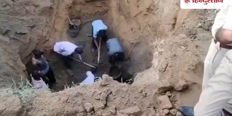 30 फीट गहरे मिट्टी के मलबे में दबे बाप-बेटे; जेसीबी से रेस्क्यू, सहारनपुर में हादसा, Uttar-pradesh Hindi News