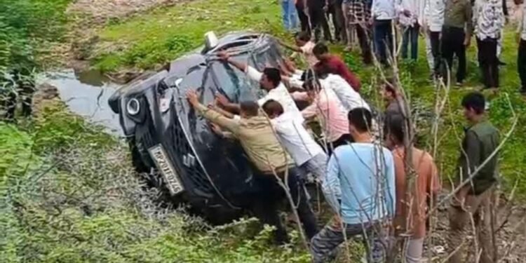नरसिंहपुर के NH-45 पर अनियंत्रित कार गहरी खाई में पलटी, एक युवक घायल, मध्य प्रदेश वीडियो न्यूज