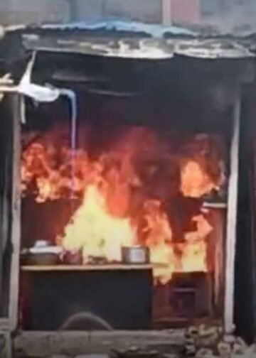 डिंडौरी में किराना दुकान में लगी भीषण आग, मदद के बजाय VIDEO बनाते रहे लोग, लाखों का सामान जला, मध्य प्रदेश वीडियो न्यूज