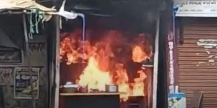 डिंडौरी में किराना दुकान में लगी भीषण आग, मदद के बजाय VIDEO बनाते रहे लोग, लाखों का सामान जला, मध्य प्रदेश वीडियो न्यूज