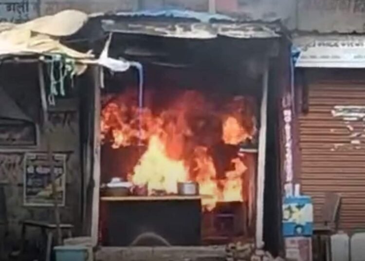 डिंडौरी में किराना दुकान में लगी भीषण आग, मदद के बजाय VIDEO बनाते रहे लोग, लाखों का सामान जला, मध्य प्रदेश वीडियो न्यूज