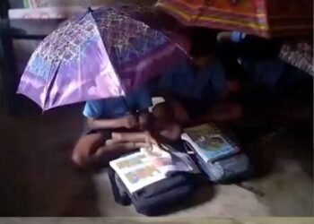 डिंडौरी के घाना मार स्कूल में छाता लेकर पढ़ रहे बच्चे, जर्जर छत से टपकता है पानी, मध्य प्रदेश वीडियो न्यूज