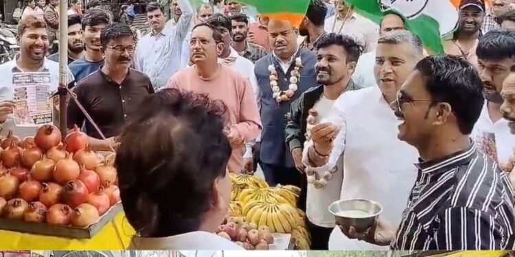 बैतूल में चीनी के बढ़े दाम पर कांग्रेस का अनोखा प्रदर्शन, राहगीरों को बांटी थोड़ी-थोड़ी चीनी, मध्य प्रदेश वीडियो न्यूज