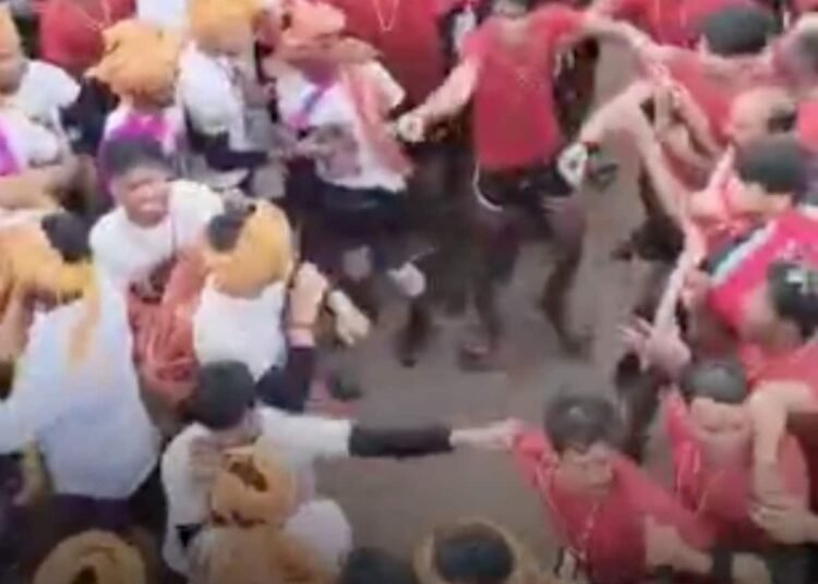मुरैना के टेलरी वाले भोले बाबा मंदिर में पहले कांवड़ चढ़ाने को लेकर भिड़े डाक कांवड़िए, मारपीट का VIDEO वायरल, मध्य प्रदेश वीडियो न्यूज