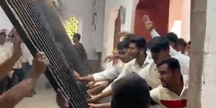 इंदौर DAVV में IPS कॉलेज के छात्रों का हंगामा, यूनिवर्सिटी गेट तोड़ने पर 10 छात्राओं पर केस, मध्य प्रदेश वीडियो न्यूज