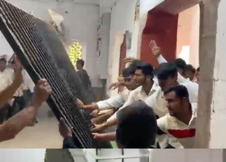 इंदौर DAVV में IPS कॉलेज के छात्रों का हंगामा, यूनिवर्सिटी गेट तोड़ने पर 10 छात्राओं पर केस, मध्य प्रदेश वीडियो न्यूज