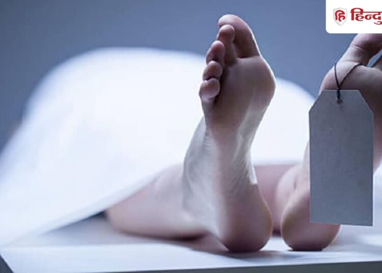तिरंगा लहराने स्कूल की छत पर चढ़ा छात्र, हाईटेंशन लाइन की चपेट में आने से मौत; परिजनों ने किया हाइवे जाम, Madhya-pradesh Hindi News
