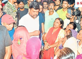 तेज धमाके के साथ धंसी जमीन, गड्ढे में समा गए 13 घर; धनबाद में मचा हड़कंप, Jharkhand Hindi News