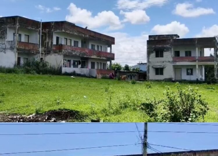 डिंडौरी में करोड़ों से बना स्वास्थ्यकर्मियों का आवासीय परिसर बदहाल, पानी-बिजली के अभाव में खाली भवन, मध्य प्रदेश वीडियो न्यूज