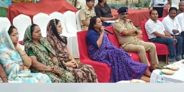 डिंडौरी में कलेक्टर अंजू पवन भदौरिया की अनूठी जन चौपाल, शिकायतों के साथ जनता से मांगे समाधान के सुझाव, मध्य प्रदेश वीडियो न्यूज
