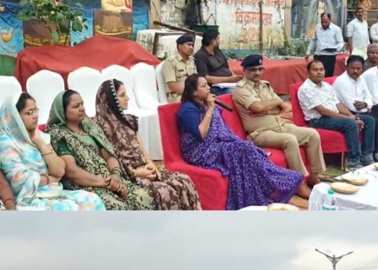 डिंडौरी में कलेक्टर अंजू पवन भदौरिया की अनूठी जन चौपाल, शिकायतों के साथ जनता से मांगे समाधान के सुझाव, मध्य प्रदेश वीडियो न्यूज