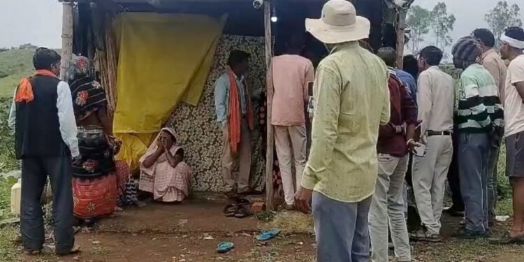 डिंडौरी में झोपड़ी के अंदर महिला का संदिग्ध शव मिला, पुलिस जांच में जुटी, मध्य प्रदेश वीडियो न्यूज