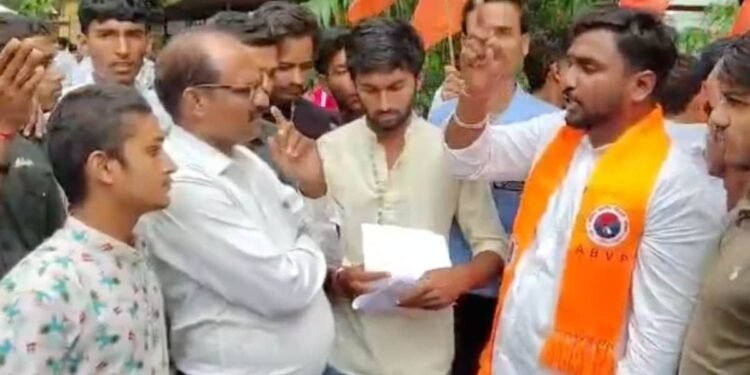 मंदसौर में त्रैमासिक परीक्षा से पहले नहीं मिलीं मुफ्त किताबें, ABVP और छात्रों ने किया प्रदर्शन, मध्य प्रदेश वीडियो न्यूज