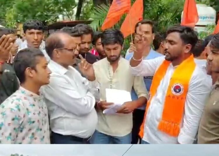 मंदसौर में त्रैमासिक परीक्षा से पहले नहीं मिलीं मुफ्त किताबें, ABVP और छात्रों ने किया प्रदर्शन, मध्य प्रदेश वीडियो न्यूज
