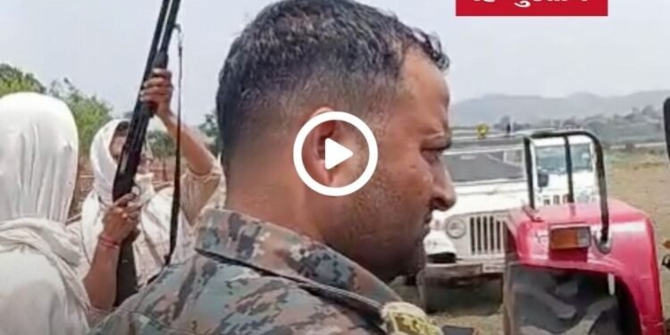 सिंगरौली के माझी गांव में ट्रैक्टर जब्ती को लेकर वन विभाग और ग्रामीणों में विवाद, हवाई फायरिंग का वीडियो वायरल, मध्य प्रदेश वीडियो न्यूज