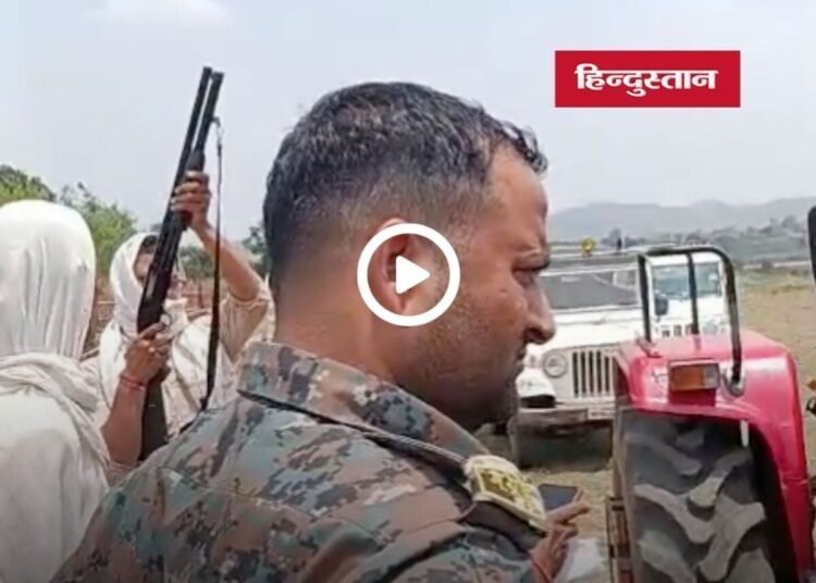 सिंगरौली के माझी गांव में ट्रैक्टर जब्ती को लेकर वन विभाग और ग्रामीणों में विवाद, हवाई फायरिंग का वीडियो वायरल, मध्य प्रदेश वीडियो न्यूज