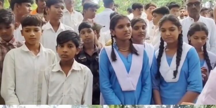 नरसिंहपुर में गड्ढों और कीचड़ से परेशान छात्रों का प्रदर्शन, ट्रैक्टर-ट्रॉली से पहुंचे कलेक्ट्रेट, मध्य प्रदेश वीडियो न्यूज
