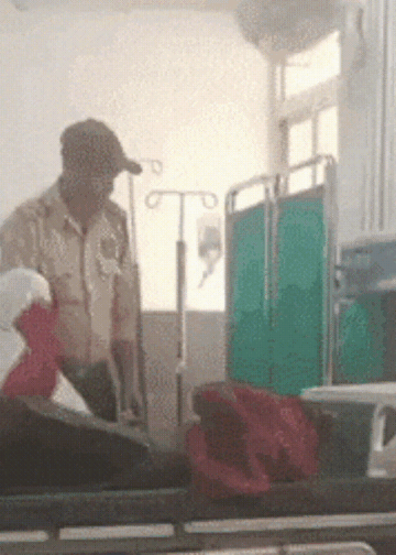 डॉक्टर-नर्स ड्यूटी से गायब, गार्ड ​ने मरीज को चढ़ाया ग्लूकोज; MP के अस्पताल का वीडियो वायरल, Madhya-pradesh Hindi News
