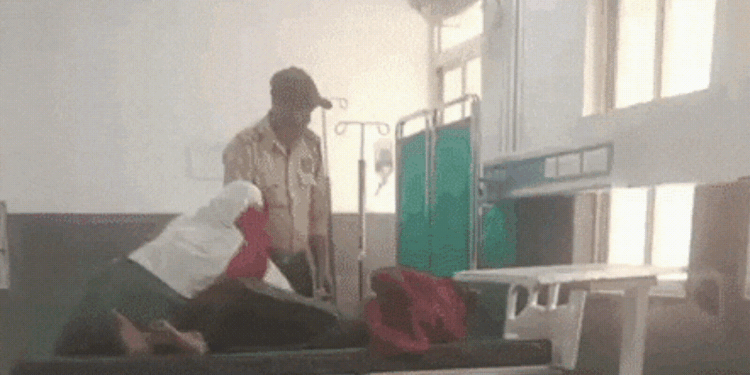 डॉक्टर-नर्स ड्यूटी से गायब, गार्ड ​ने मरीज को चढ़ाया ग्लूकोज; MP के अस्पताल का वीडियो वायरल, Madhya-pradesh Hindi News