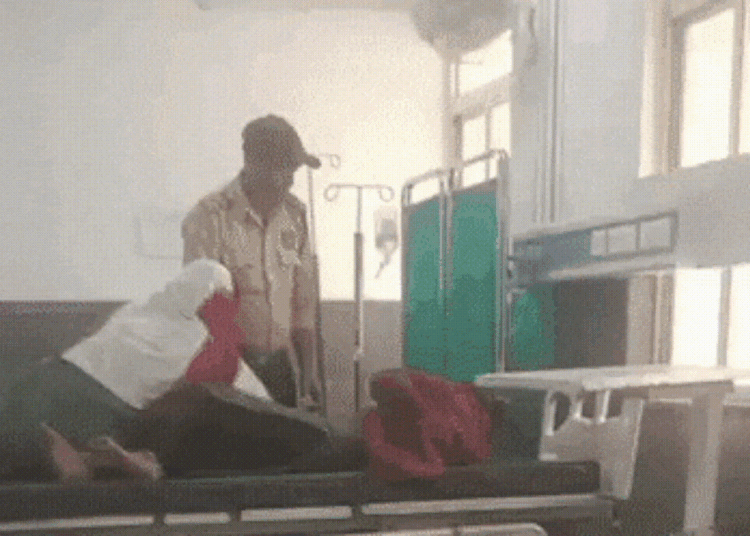 डॉक्टर-नर्स ड्यूटी से गायब, गार्ड ​ने मरीज को चढ़ाया ग्लूकोज; MP के अस्पताल का वीडियो वायरल, Madhya-pradesh Hindi News