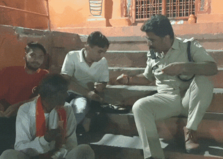 वर्दी भी, हमदर्दी भी; दिल छू लेगा उज्जैन SP प्रदीप शर्मा का ये वीडियो वायरल, Madhya-pradesh Hindi News