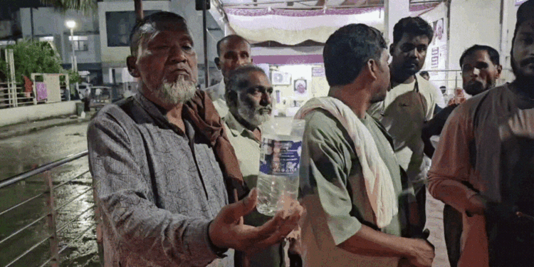 MP में ईद मिलादुन्नबी के बीच खौफनाक वारदात, सनकी ने लोगों पर पेट्रोल डालकर आग लगाई; 4 झुलसे, Madhya-pradesh Hindi News