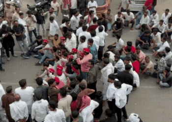 लखनऊ में 243 भैंसों की नीलामी को लेकर बवाल, सपा-आजाद समाज पार्टी का जोरदार प्रदर्शन, Uttar-pradesh Hindi News