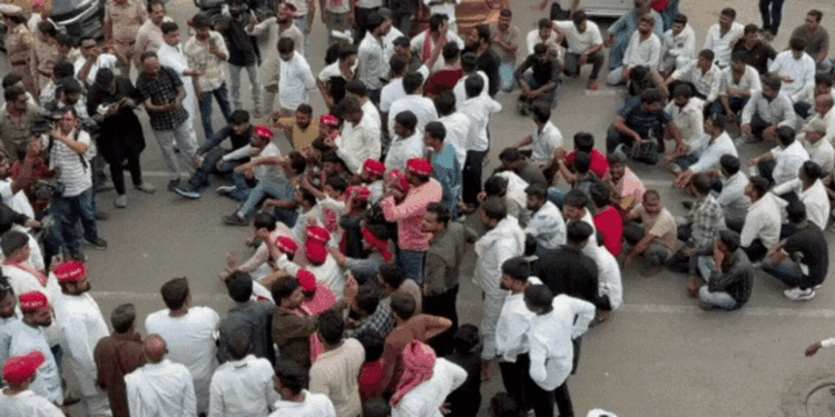 लखनऊ में 243 भैंसों की नीलामी को लेकर बवाल, सपा-आजाद समाज पार्टी का जोरदार प्रदर्शन, Uttar-pradesh Hindi News