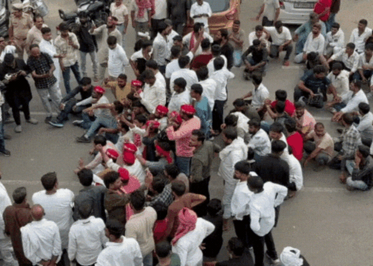 लखनऊ में 243 भैंसों की नीलामी को लेकर बवाल, सपा-आजाद समाज पार्टी का जोरदार प्रदर्शन, Uttar-pradesh Hindi News