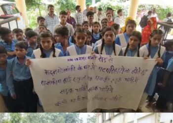 उमरिया में 2.5 किमी सड़क के लिए कलेक्ट्रेट पहुंचे बच्चे, बारिश में कीचड़ से परेशान छात्र, मध्य प्रदेश वीडियो न्यूज