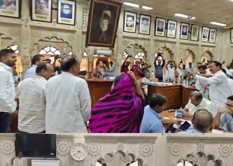 ग्वालियर नगर निगम बैठक में हंगामा, आसंदी विवाद पर BJP-कांग्रेस पार्षद आमने-सामने, मध्य प्रदेश वीडियो न्यूज