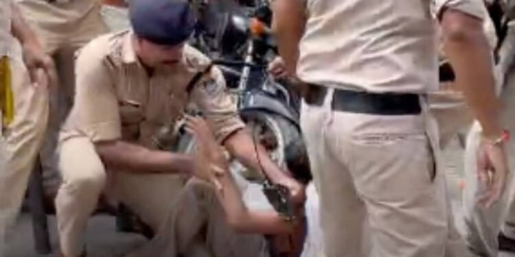 ग्वालियर में विवेक मीणा हत्याकांड के बाद चक्काजाम, पुलिस ने किया हल्का लाठीचार्ज, मध्य प्रदेश वीडियो न्यूज