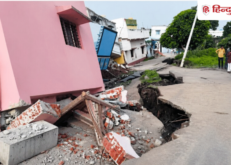 धनबाद में फिर धंसी जमीन, 10 घर जमींदोज; जमीन में समा गए 4 दो मंजिला मकान, Jharkhand Hindi News