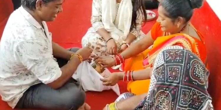 शाजापुर जिला जेल में भावुक हुआ रक्षाबंधन, बहनों ने बंदी भाइयों की कलाई पर बांधी राखी, मध्य प्रदेश वीडियो न्यूज