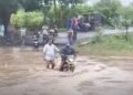 डिंडौरी में उफनी कुतरेल नदी का कहर, जलमग्न पुलिया से जान जोखिम में डालकर गुजर रहे लोग, मध्य प्रदेश वीडियो न्यूज