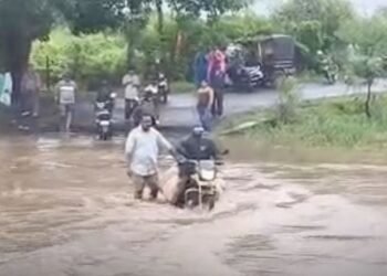 डिंडौरी में उफनी कुतरेल नदी का कहर, जलमग्न पुलिया से जान जोखिम में डालकर गुजर रहे लोग, मध्य प्रदेश वीडियो न्यूज