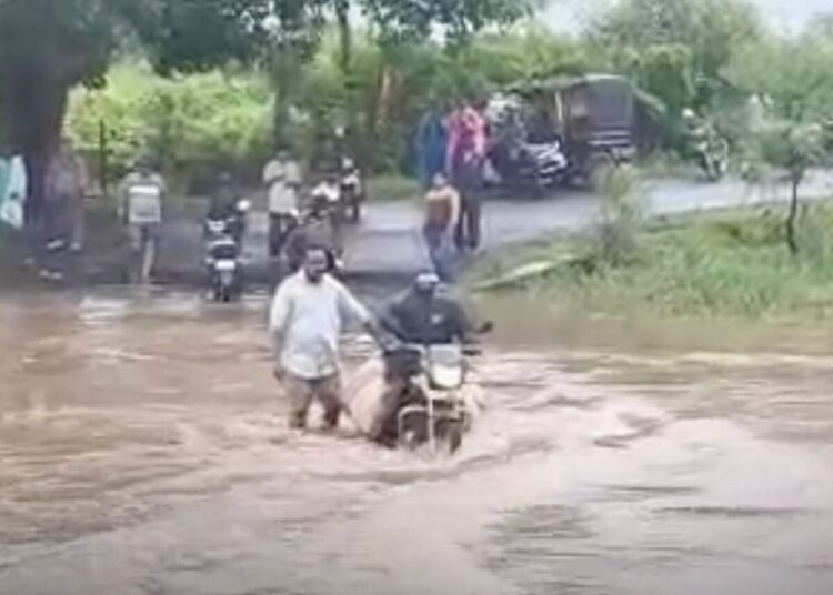 डिंडौरी में उफनी कुतरेल नदी का कहर, जलमग्न पुलिया से जान जोखिम में डालकर गुजर रहे लोग, मध्य प्रदेश वीडियो न्यूज
