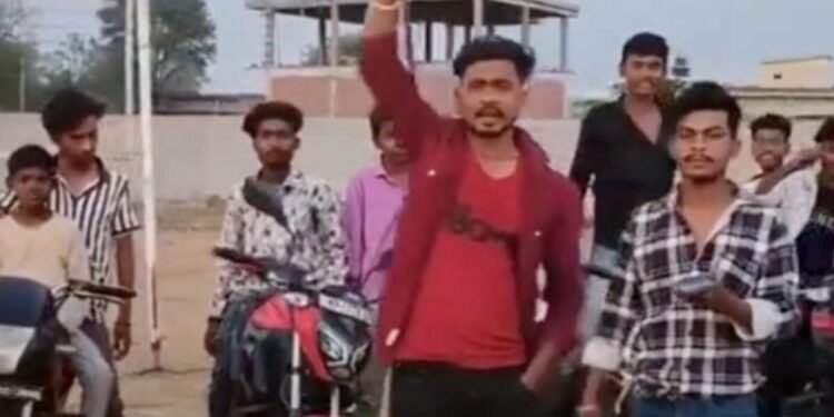 रीवा में कट्टा लहराकर रील बनाने और कथित फायरिंग का वीडियो वायरल, पुलिस व साइबर सेल जांच में जुटी, मध्य प्रदेश वीडियो न्यूज