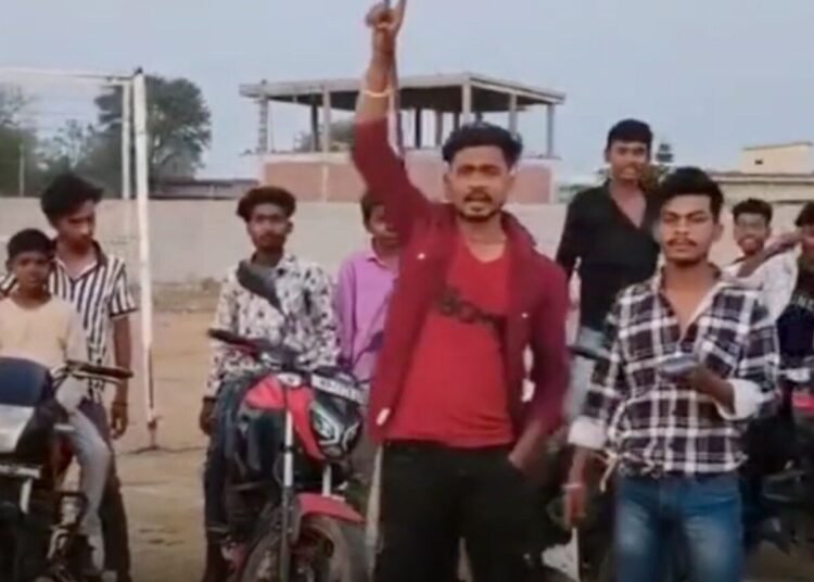 रीवा में कट्टा लहराकर रील बनाने और कथित फायरिंग का वीडियो वायरल, पुलिस व साइबर सेल जांच में जुटी, मध्य प्रदेश वीडियो न्यूज