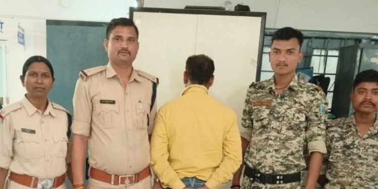 डिंडौरी में कबाड़ की दुकान की आड़ में अवैध शराब का कारोबार, 107 लीटर शराब जब्त, मध्य प्रदेश वीडियो न्यूज