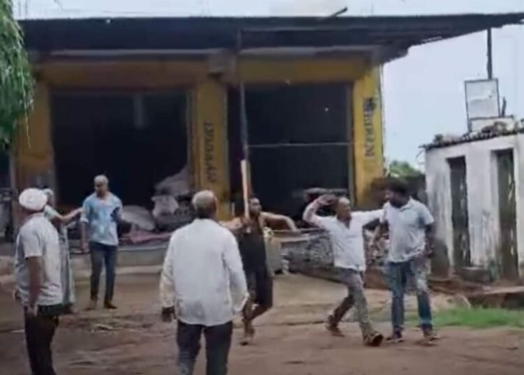 श्योपुर के कराहल में खाद-बीज दुकानों की जांच के दौरान कृषि विभाग की टीम से मारपीट का आरोप, मध्य प्रदेश वीडियो न्यूज