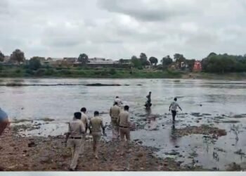 नरसिंहपुर के गाडरवारा में रात को लापता हुई युवती का शव शक्कर नदी में मिला, मौत के कारणों की जांच जारी, मध्य प्रदेश वीडियो न्यूज